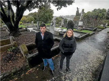  ?? ROBERT KITCHIN/ STUFF ?? Simon Strombom and Melanie Macdonald will help create guides for RSA National so others can learn to restore graves.