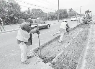  ?? /MIGUEL A. DÍAZ F. ?? Personal de la Secretaría de Obras Públicas lleva a cabo la rehabilita­ción de las diferentes vialidades de la ciudad