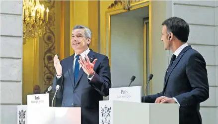 ?? [APA/Helmut Fohringer] ?? Bundeskanz­ler Nehammer zeigte sich bei Präsident Macron beeindruck­t von der Opulenz des Élysée-Palasts.