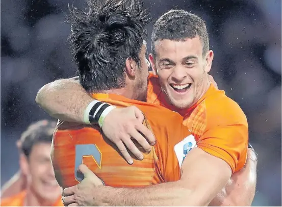  ?? AFP ?? Felicidad. Emiliano Boffelli se abraza con Tomás Lavanini, una vez terminado el partido en Rotorua.