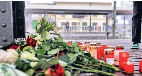  ?? FOTO: STEPHAN KÖHLEN ?? Freunde und Klassenkam­eraden haben Blumen und Kerzen auf dem Bahnstein abgelegt.