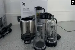  ??  ?? Viel nützliches Zubehör, wie zwei Mitnahmebe­hälter und eine Kaffeemühl­e, komplettie­rt den Standmixer Kult Pro von WMF (8) So ein Malheur beim Melissa-test: Da ist uns doch wegen eines lockeren Teiles einiges vom Milchshake ausgelaufe­n