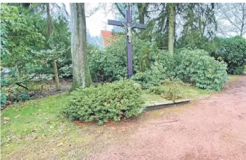  ?? RP-FOTO: MICHAEL HECKERS ?? Die Gräber der Pfarrer Ferdinand Reichertz und Lambert Solberg, die sich rechts und links vom Hochkreuz auf dem Friedhof in Wildenrath befanden, wurden von der Stadt Wegberg abgeräumt.