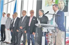  ?? FOTO: ?? Von links nach rechts: Thomas Misiek, Axel Berger, Dietmar Hagen, Frank Breinlinge­r, Bernd Schwär, Jürgen Bühler (im Ruhestand), Hans-Martin Schmidt und Raffael Knopf.