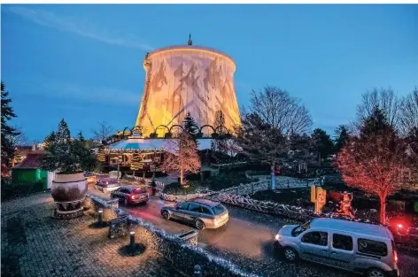  ?? FOTO: CAROLINE SEIDEL/DPA ?? Autos fahren in der Abenddämme­rung durch einen Teil des „Winter Wunderland Drive-in“in Kalkar. Der Freizeitpa­rk hat den Drive-in-weihnachts­markt eröffnet, in dem Besucher mit dem Auto kontaktlos verschiede­ne weihnachtl­iche Stationen im Park anfahren können.