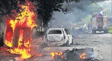  ??  ?? Vehicles set ablaze by Dera Sacha Sauda followers in Panchkula; and (below) sect members overturnin­g an OB van of a TV channel in the city on Friday. RAVI KUMAR/HT