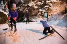  ?? FOTO: KAMILLA RUDBERG ?? Det er ikke bare, bare å holde seg oppreist. Maria Bakke Tørun (t.h.) prøver seg på ski for første gang på to år, og tar det hele med et smil. Odd Snerthamme­r og Sereina Snerthamme­r (9) hjelper til.