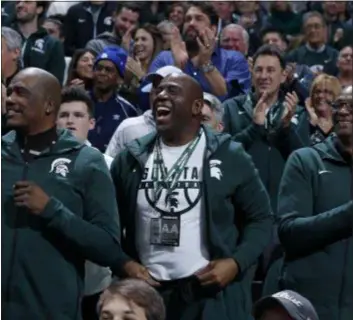  ?? AL GOLDIS – THE ASSOCIATED PRESS ?? Magic Johnson, center, attending a reunion of Michigan State’s 1979 national championsh­ip team Saturday, was in Philadelph­ia Sunday to take in Ben Simmons and the Sixers ripping his Lakers team.