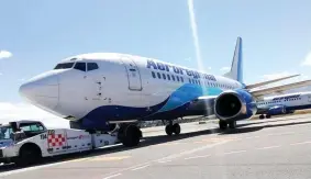  ??  ?? SERVICIO. Con dos aviones Boeing 737-500, con capacidad para 129 pasajeros cuenta la aerolínea para los vuelos en el país.