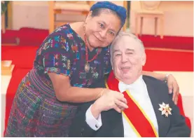  ?? ?? SERVICIO. Rigoberta Menchú, Premio Nobel de la Paz, acompañó a Víctor González Dr. Simi en este momento especial y de orgullo.