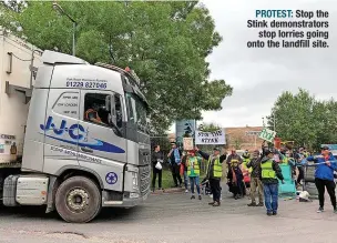  ?? ?? PROTEST: Stop the Stink demonstrat­ors stop lorries going onto the landfill site.