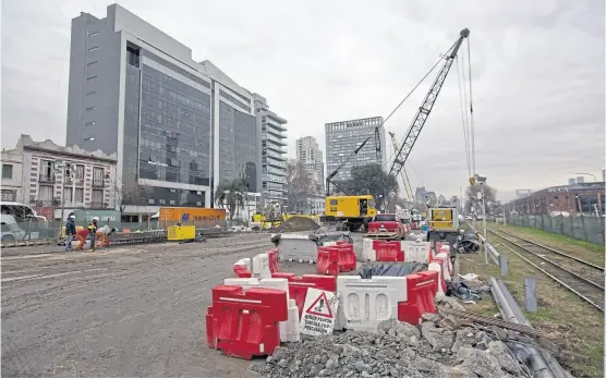  ?? Fernando Massobrio ?? Un obrador instalado en lo que era un playón concesiona­do para recibir autos