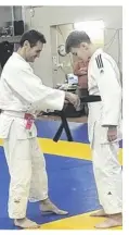  ?? Judo USR ?? Thierry Crestot remet la ceinture noire à Josselin Lebonniec.