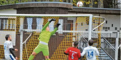  ?? Foto: Karl Aumiller ?? Beim Spitzenspi­el der Fußball Kreisklass­e West II im Lauinger Auwaldstad­ion: Türk Gücü Torwart Manuel Breskott lenkt einen Ball der Gäste aus Neumünster über sein Ge häuse. Nach 90 Minuten stand ein 1:1 Remis fest.