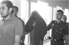  ??  ?? Former National Anti-Drug Agency personnel Amzar (centre) outside the Kuala Lumpur Sessions Court. - Bernama photo