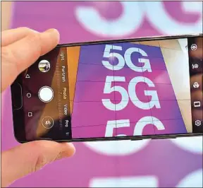  ??  ?? Il faudra attendre quatre ans pour que les promesses de la 5G soient tenues.