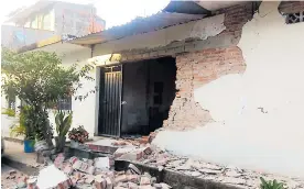  ?? AFP Y TWITTER ?? En Oaxaca, epicentro del sismo, varias viviendas se derrumbaro­n.
