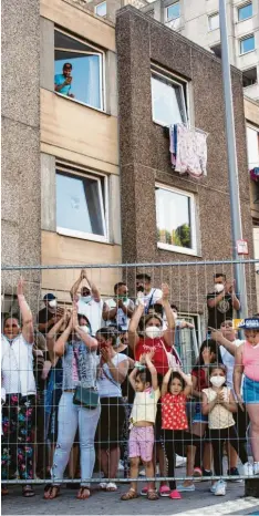  ?? Foto: Swen Pförtner, dpa ?? Deutsche Bilder, die im Ausland Befremden auslösen: Wegen Corona-Quarantäne abgeriegel­te Siedlung in Göttingen.