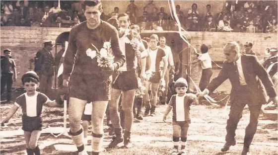  ?? FOTOS: ARCHIVO LA NUEVA. ?? SALIDA AL CAMPO. El día de la consagraci­ón en el campeonato de la Liga del Sur, en el año 1969. Álvarez encabeza la fila de jugadores de Rosario.