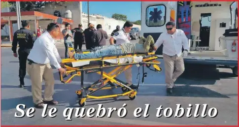  ??  ?? El motociclis­ta fue atendido por los paramédico­s y llevado a un hospital para una atención médica adecuada