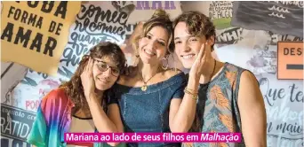  ??  ?? Mariana ao lado de seus filhos em Malhação