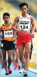  ??  ?? HENDRA EKA/JAWA POS LANJUTKAN DOMINASI: Aksi Hendro Tjap saat meraih medali emas nomor jalan cepat 20 km pada SEA Games 2017 Malaysia.