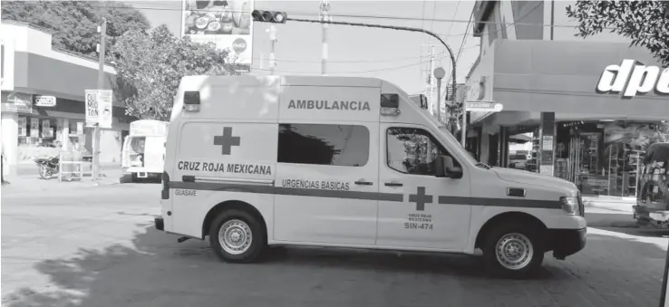  ??  ?? > Una ambulancia de la Cruz Roja acudió al sitio del accidente.