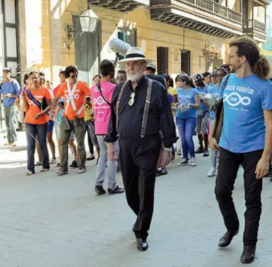  ??  ?? Sopra Pistoletto all’Avana (2015). Sotto Gli gli Awanè, il gruppo fondato da Jean Louis Degre