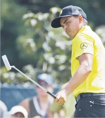  ?? - Associated Press: Charlie Riedel ?? Rickie Fowler a remis une fiche de 65 (moins-5).