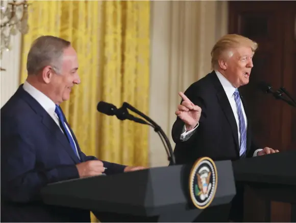  ??  ?? AT A press conference on Wednesday, Donald Trump was given a chance to condemn antisemiti­sm and avoided the question.