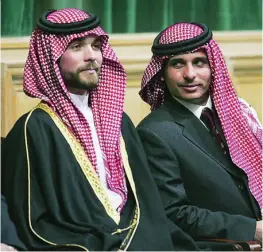  ?? EFE ?? El príncipe Hamza Bin Al-Hussein, a la derecha, acusado de sedición, junto al príncipe Hashem Bin Al-Hussein