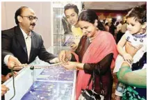  ?? Pics: Naveen Sharma ?? Visitors having a look at the astonishin­g gold jewellery for Diwali