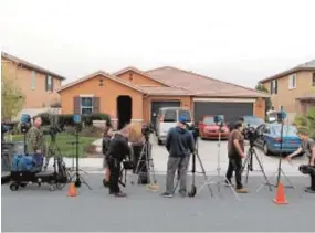  ??  ?? Reporteros frente a la vivienda de los Turpin, en la localidad de Perris