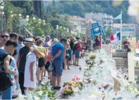  ?? EFE ?? Decenas observaron ayer las flores y velas depositada­s en el paseo de los Ingleses, en honor a las víctimas del ataque en Niza.