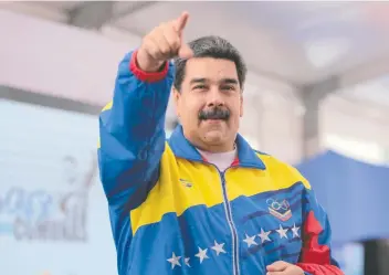 ??  ?? El presidente venezolano, Nicolás Maduro, dijo que el gobierno de México quiso retardar la entrega de productos, pero no fue posible porque los empresario­s lograron evitar que se paralizara­n los despachos.