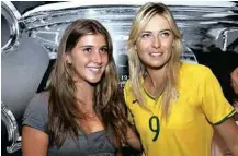  ?? Arquivo Pessoal ?? Bia Haddad posa para foto com Maria Sharapova em 2009