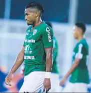  ??  ?? Fiel al estilo de Héctor el León Vargas, el juvenil debutante Víctor Aráuz solo jugó 10 minutos, tras recibir una palúdica. solo jugó 10 minutos.
