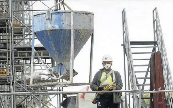  ?? A. J. GONZÁLEZ ?? Un trabajador utiliza medidas de protección en una obra en Córdoba.