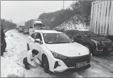  ?? PROVIDED TO CHINA DAILY ?? Workers from transporta­tion authoritie­s help vehicles in Anhui province.