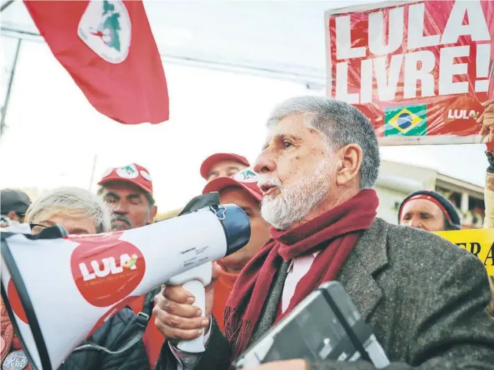  ??  ?? ► Celso Amorim participa en una vigilia frente a la cárcel donde está preso Lula, en Curitiba, en julio.