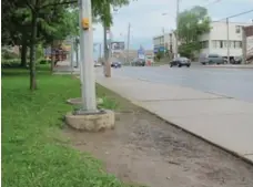  ?? JACK LAKEY FOR THE TORONTO STAR ?? Only those with long arms can reach the pedestrian crossing button at the corner of Bathurst St. and Shelborne Ave. without stepping in mud.