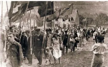  ?? FOTO: STADTARCHI­V SAARBRÜCKE­N ?? Am 26. August 1934 ziehen Mitglieder der Einheitsfr­ont von SPD, KPD und einigen Katholiken zur Kundgebung. Hier gehen sie am Sulzbacher Friedhof vorbei.