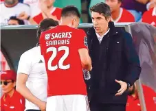  ??  ?? Bruno Lage dá indicações a Samaris