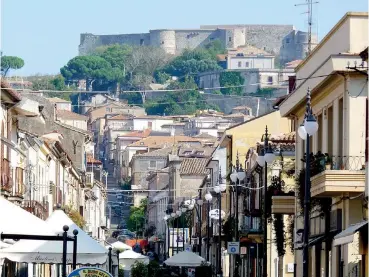  ??  ?? La maglia nera. Una veduta di Vibo Valentia, dominata dal Castello Normanno Svevo