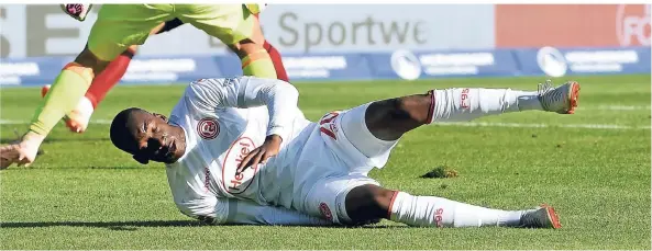  ?? FOTO: CHRISTOF WOLFF ?? Frustverar­beitung mit geschlosse­nen Augen: Fortunas Dodi Lukebakio nach der vergebenen hundertpro­zentigen Chance, die das 1:1 bedeutet hätte.