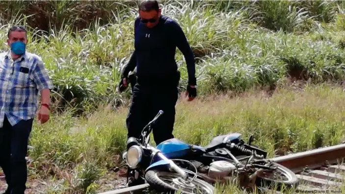  ??  ?? Agentes junto a la motociclet­a del periodista Julio Valdivia, asesinado en Tezonapa, Veracruz, México, el 9 de septiembre de 2020.