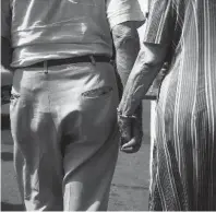  ?? © VIVIAN MAIER / COURTESY STEPHEN BULGER GALLERY COLLECTION ?? Chicago, Elderly Couple Holding Hands, circa 1967-68.