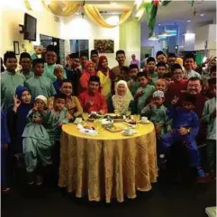  ??  ?? BERSAMA anak yatim dari Rumah Amal Raudhatul Jannah
sempena majlis silaturahi­m Aidilfitri YBIM 2016.