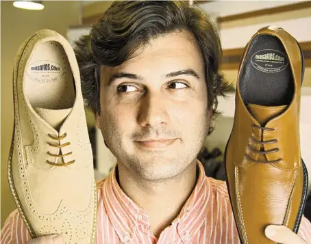  ?? BILD: SN/MASALTOS ?? Antonio Fagundo mit unsichtbar größer machenden Schuhen für Männer.