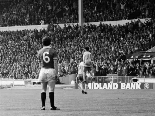  ??  ?? Stokes (11) celebrates his goal with Peter Osgood (Getty)